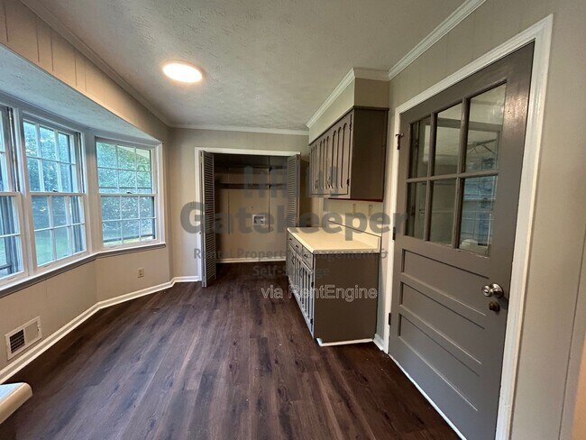 Building Photo - 2000 Forest Dr