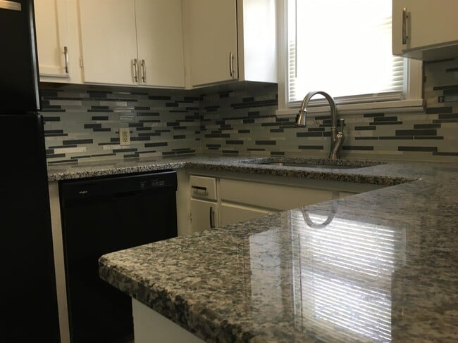 Building Photo - 629 Sylvan Ln