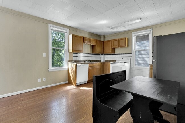 Building Photo - 356 Stewart St