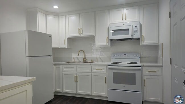 Building Photo - 696 Yucca Dr