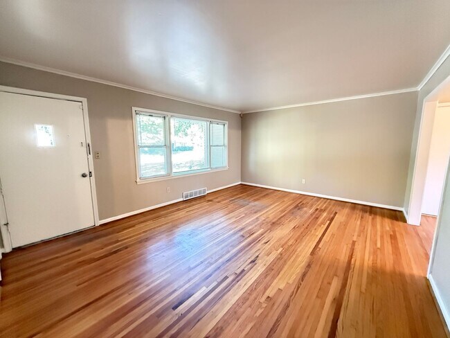 Building Photo - Older Home Large Yard 3 bedroom