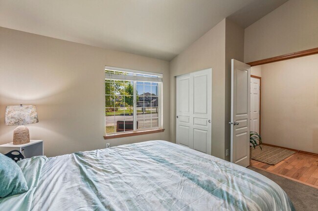 Building Photo - Beautiful 3-bed/2-bath Orting Home in Rive...