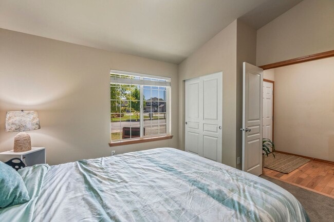 Foto del edificio - Beautiful 3-bed/2-bath Orting Home in Rive...
