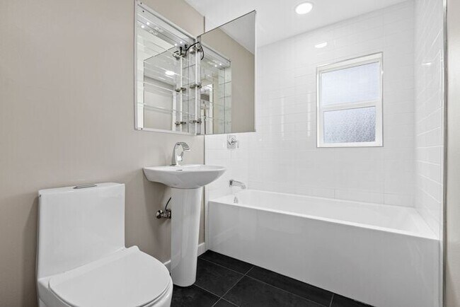 Foto del edificio - Air Conditioned Columbia City Bungalow
