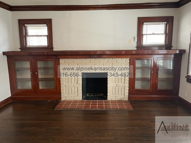 Building Photo - Quiet Cul de Sac, Lots of Built Ins! App F...