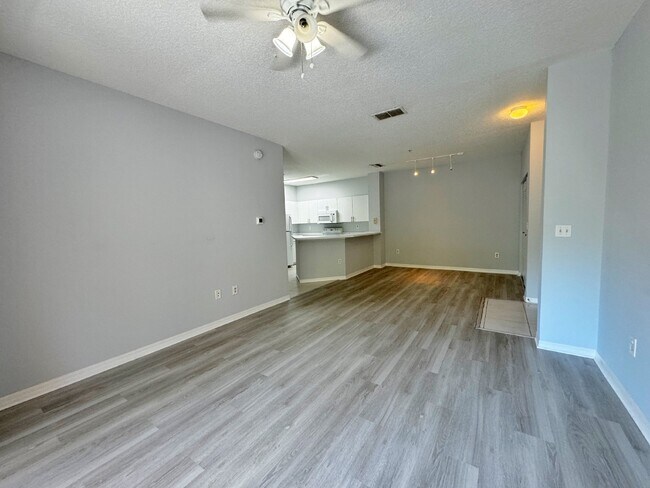 Foto del edificio - Updated 2BR/1BA Florida Club Condo! Available Soon!