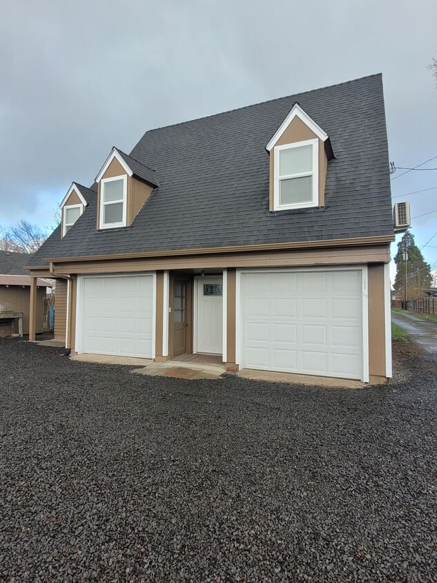 Primary Photo - Newly Renovated 1 Bedroom Home with 2 Car ...