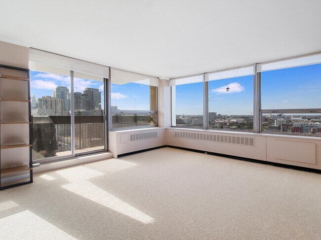 Foto del edificio - 1360 N Sandburg Terrace