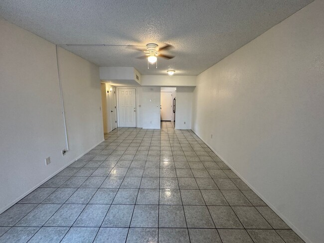 Building Photo - 2Bdm 2Ba towhome, great location! call today!