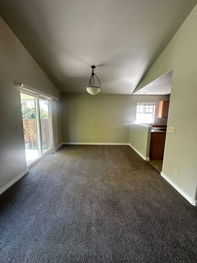 Foto del edificio - Beautiful Newly Renovated 3 Bedroom Home- ...