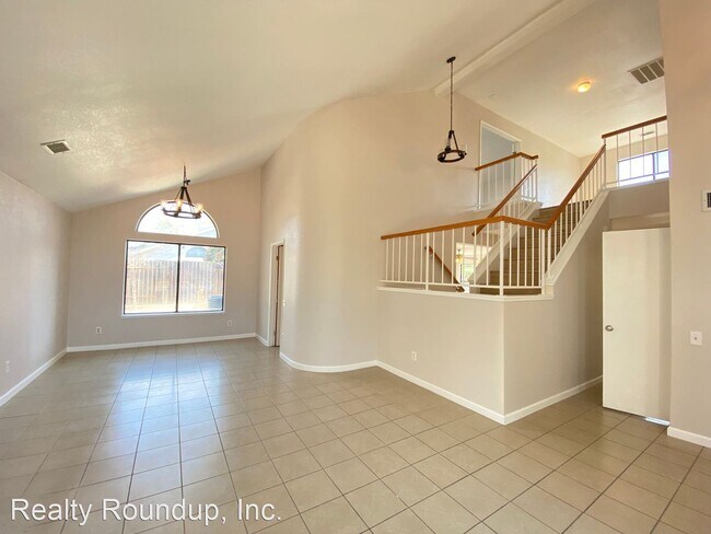 Foto del edificio - 4 br, 3 bath House - 8105 Simi Ct