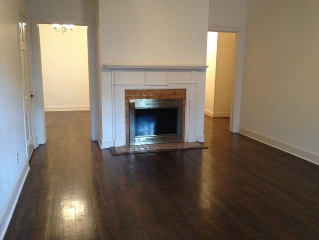 Living Room w/ 9ft ceiling - 2517 Harris Blvd
