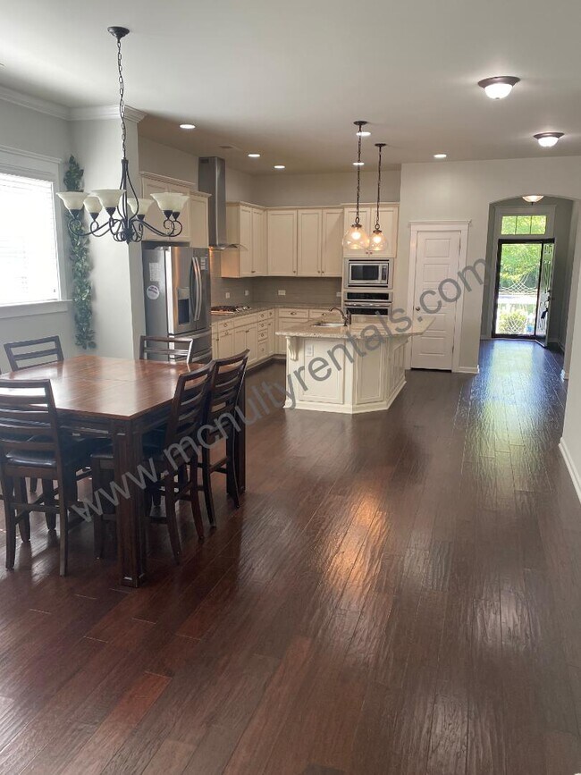 Foto del edificio - 4221 Courtly Ln