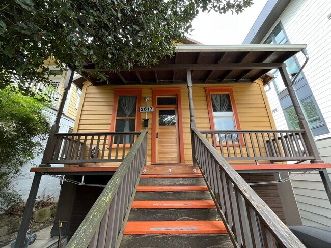 Building Photo - Beautiful 2 Bed 2 Bath + Den Oasis House i...
