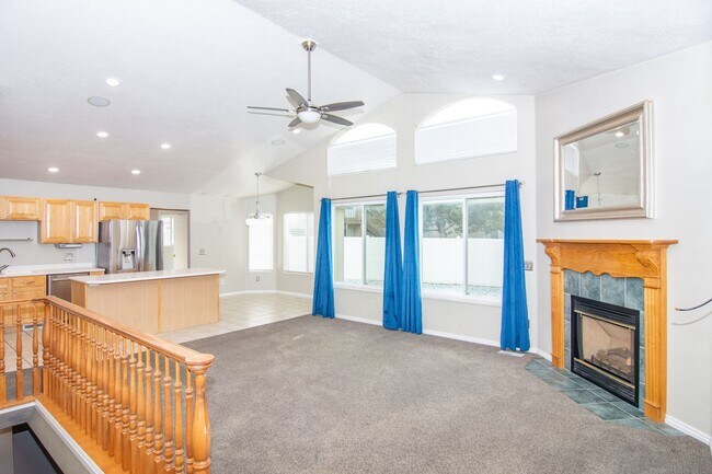 Foto del edificio - Gorgeous Bountiful Home w/ Solar & 3 Car Garage