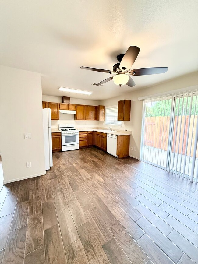 Foto del edificio - Lovely 3 Bedroom 2 Bathroom Available Now!