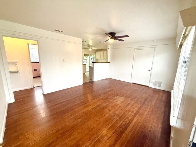 Building Photo - AVAILABLE! 3 Bedroom 2 Bath Home In Amazin...