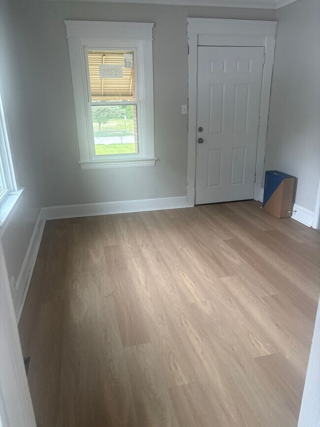 Building Photo - Single Cleveland East Side Section 8/Cash Pay