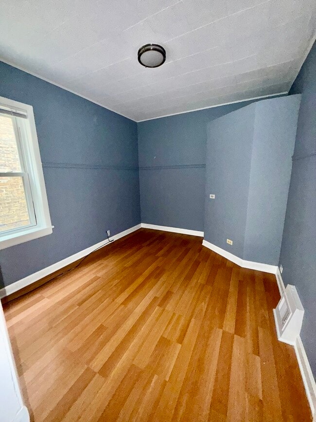 Foto del edificio - 1741 N Mayfield Ave