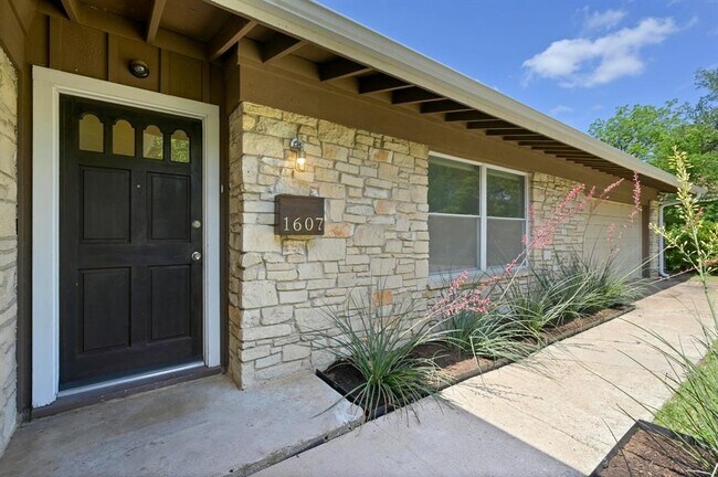 Building Photo - 1607 Glencrest Dr