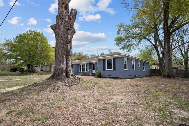 Foto del edificio - Coming Soon! 3 Bedroom 2 Bath 2 Carport Re...