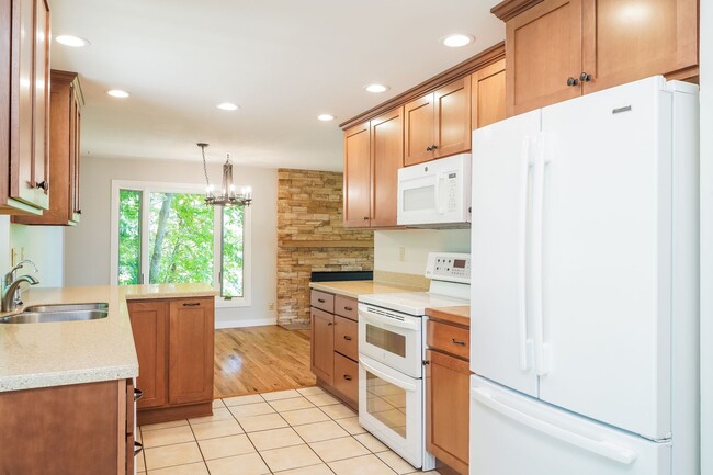 Foto del edificio - Beautiful 4 bed 2.5 bath Lake Forest Park ...