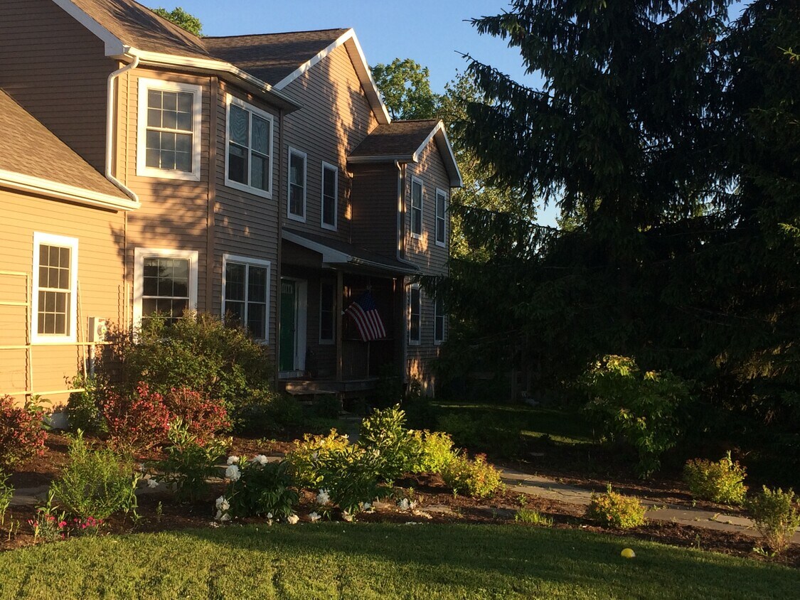 Foto principal - 51 Hillcrest Rd