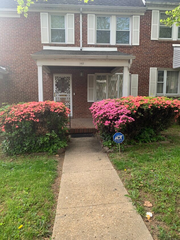 Foto principal - 143 N Edgewood St