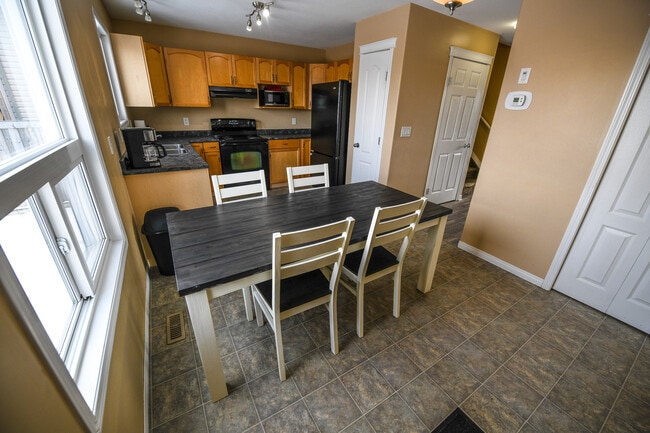 Building Photo - 9004-9095 95 Ave