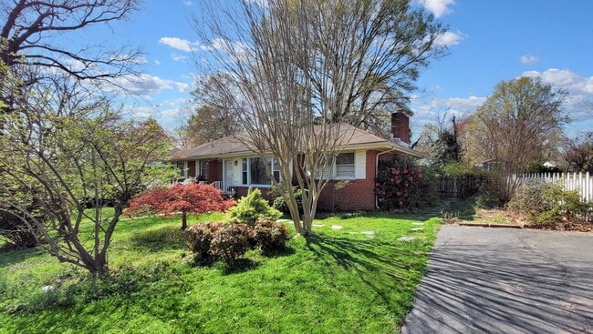 Building Photo - STUNNING 3 bedroom home with a BEAUTIFUL g...