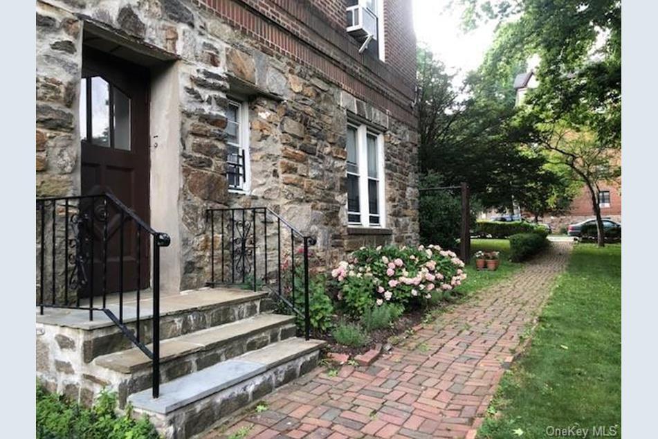 Semi-private entrance - 1470 Midland Ave