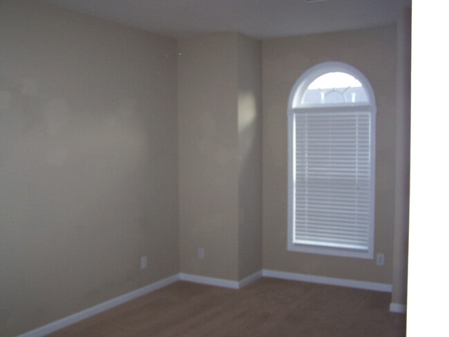Building Photo - 2 bed, 2 bath, 2 car garage, ranch style townhouse in N. Knoxville