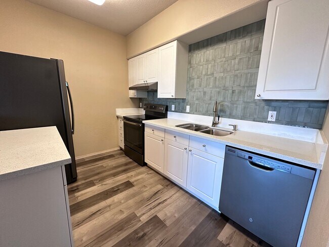 Foto del edificio - Newly Updated 2 Bedroom Condo w/ Garbage I...