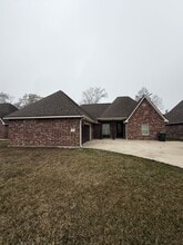 Building Photo - 205 Oakwood Dr