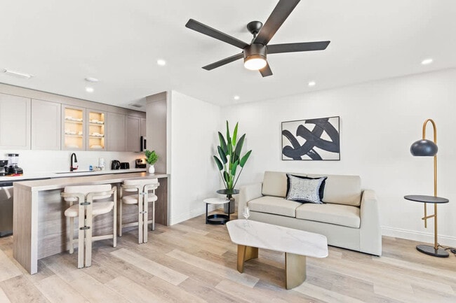 Foto del edificio - 8115 Thomas Dr