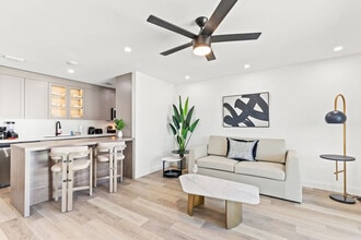 Building Photo - 8115 Thomas Dr