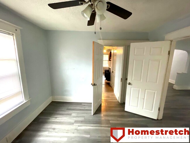 Building Photo - This cozy home offers two spacious bedroom...