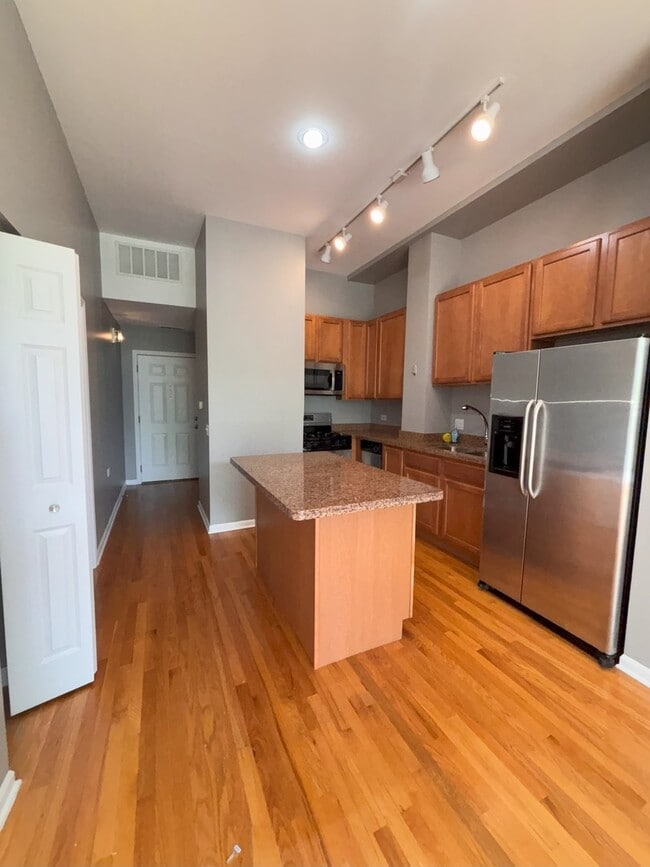 Building Photo - 1038 E 47th St