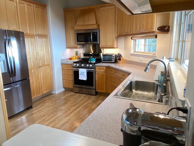Foto del edificio - Turnkey Furnished Home with Sunset Views in Sought-After Kulamanu – Upcountry Maui