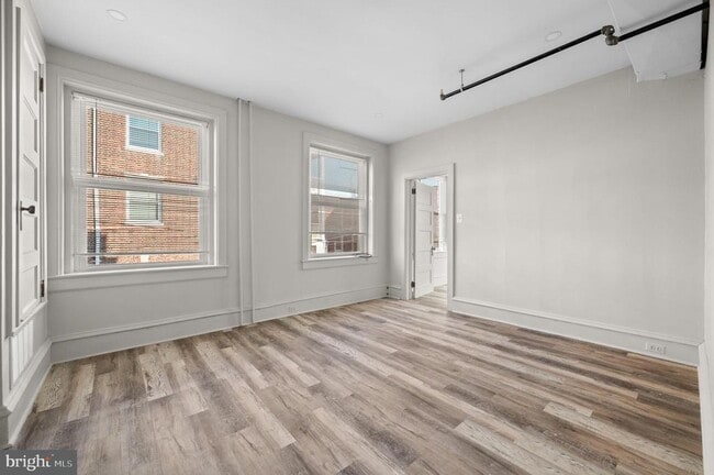 Building Photo - 834 W Lancaster Ave