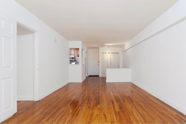 Building Photo - Renovated 1Bedroom 1Bathroom available