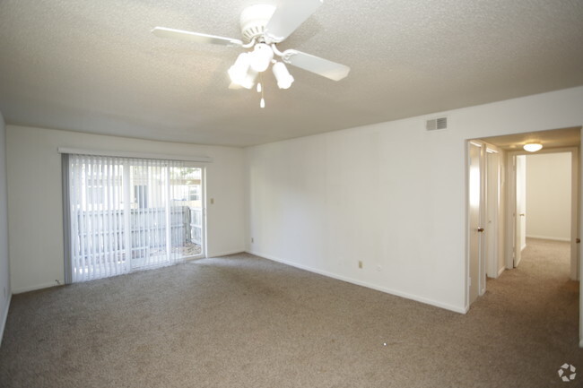 2BR, 1BA - 912 SF - Oak Tree Square