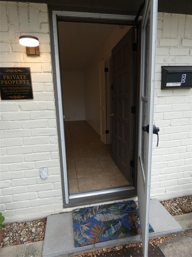Foto del edificio - 2203 Western Trails Blvd