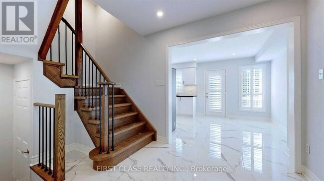 Building Photo - 112 Revelstoke Crescent