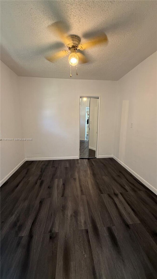 Foto del edificio - 1913 Harding St