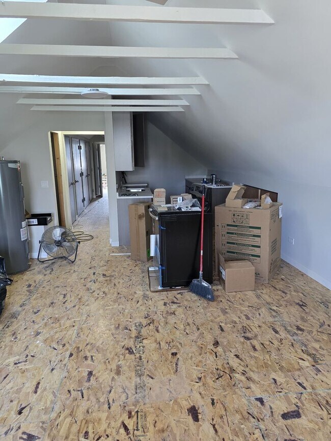 Foto del edificio - BE THE FIRST PERSON TO SIT ON THE TOILET! BRAND NEW 1BED/1BATH IN LOGAN SQUARE/BUCKTOWN