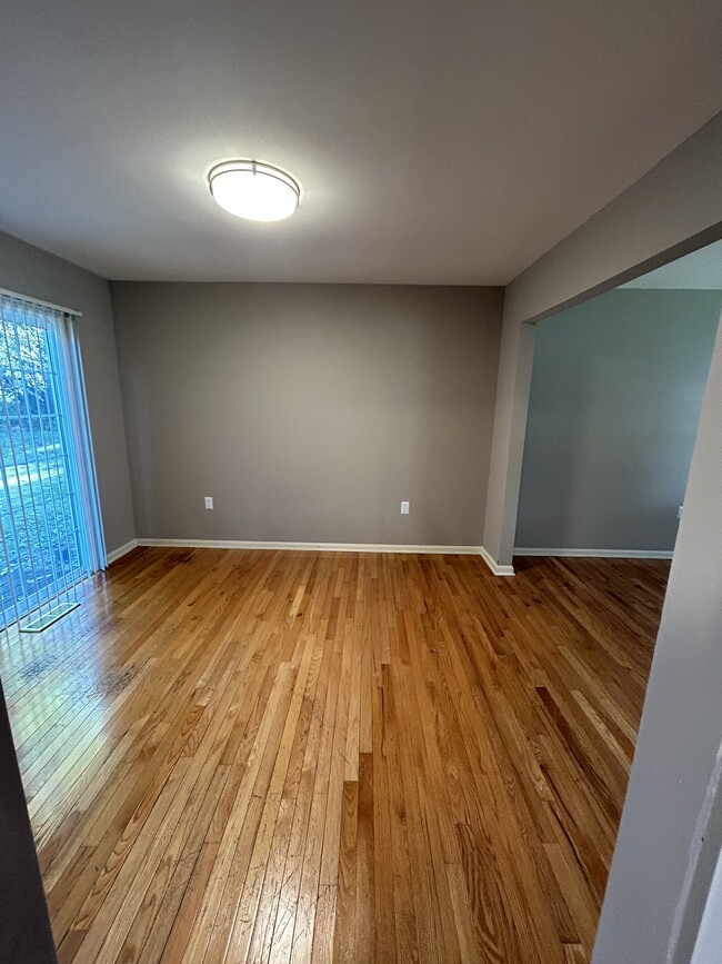 Dining Area - 507 Willow Hill Ct