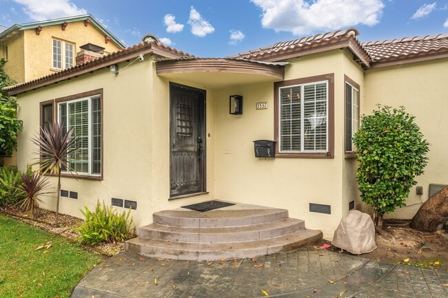 Building Photo - Beautiful 3 bed 2 Bath + Bonus Room home + Yard  in Old Torrance!