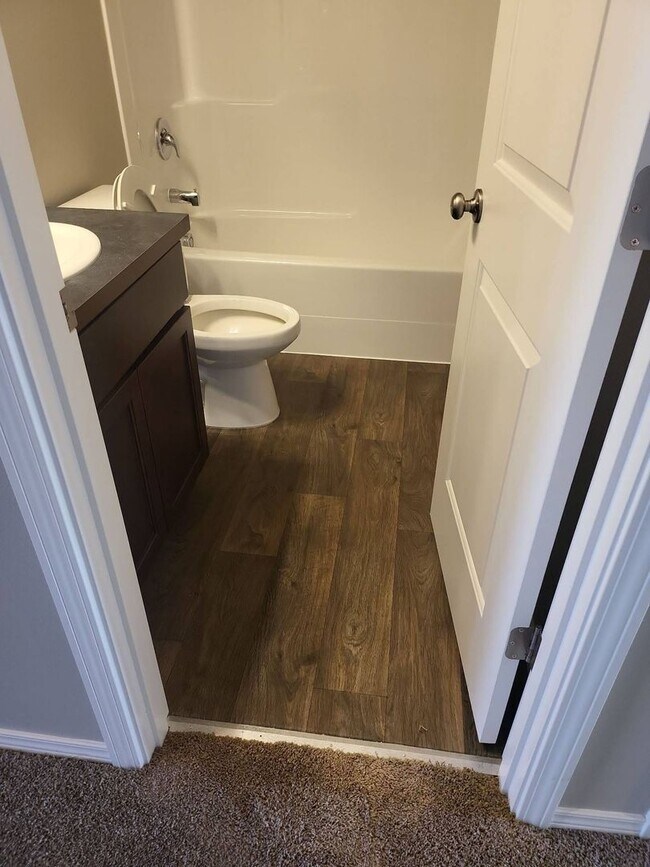 Building Photo - Beautiful 5 bedroom 3 bath home in Mae Val...