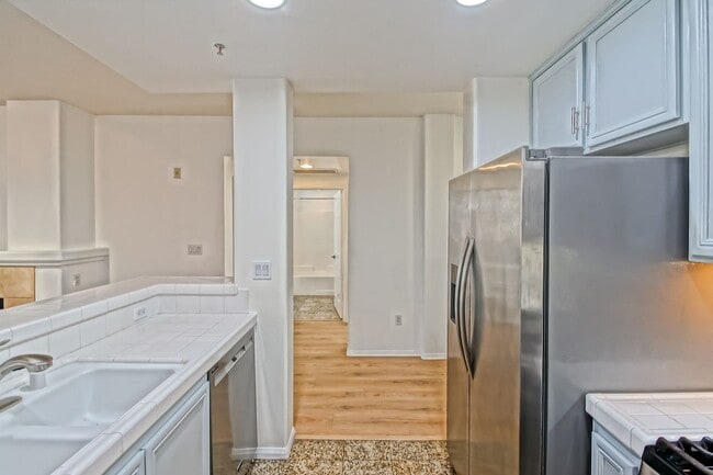 Building Photo - Bright & Airy, Recently Updated 3rd Floor Apartment in the Catalina Building Across from Central ...